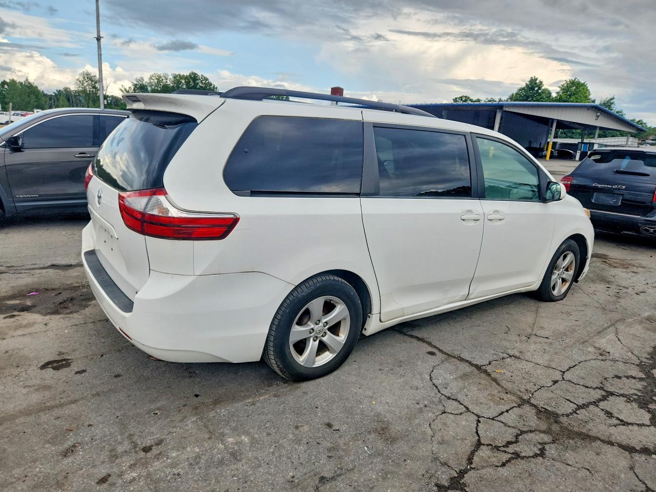 2015 Toyota Sienna Le White vin: 5TDKK3DC4FS539039