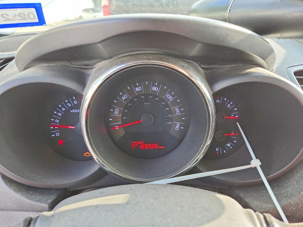 2011 Kia Soul + White vin: KNDJT2A21B7715600