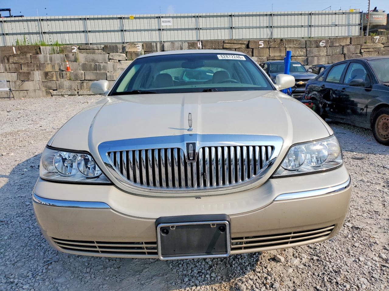 2005 Lincoln Town Car Signature Beige vin: 1LNHM81W05Y636477