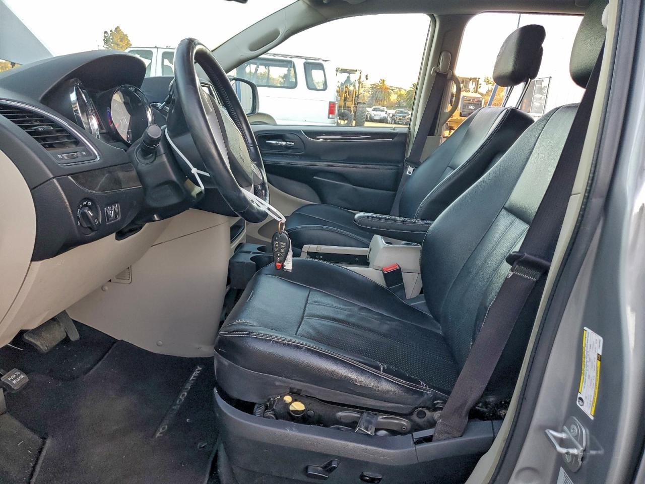 2015 Chrysler Town & Cou Серебряный vin: 2C4R1CG3FR629862