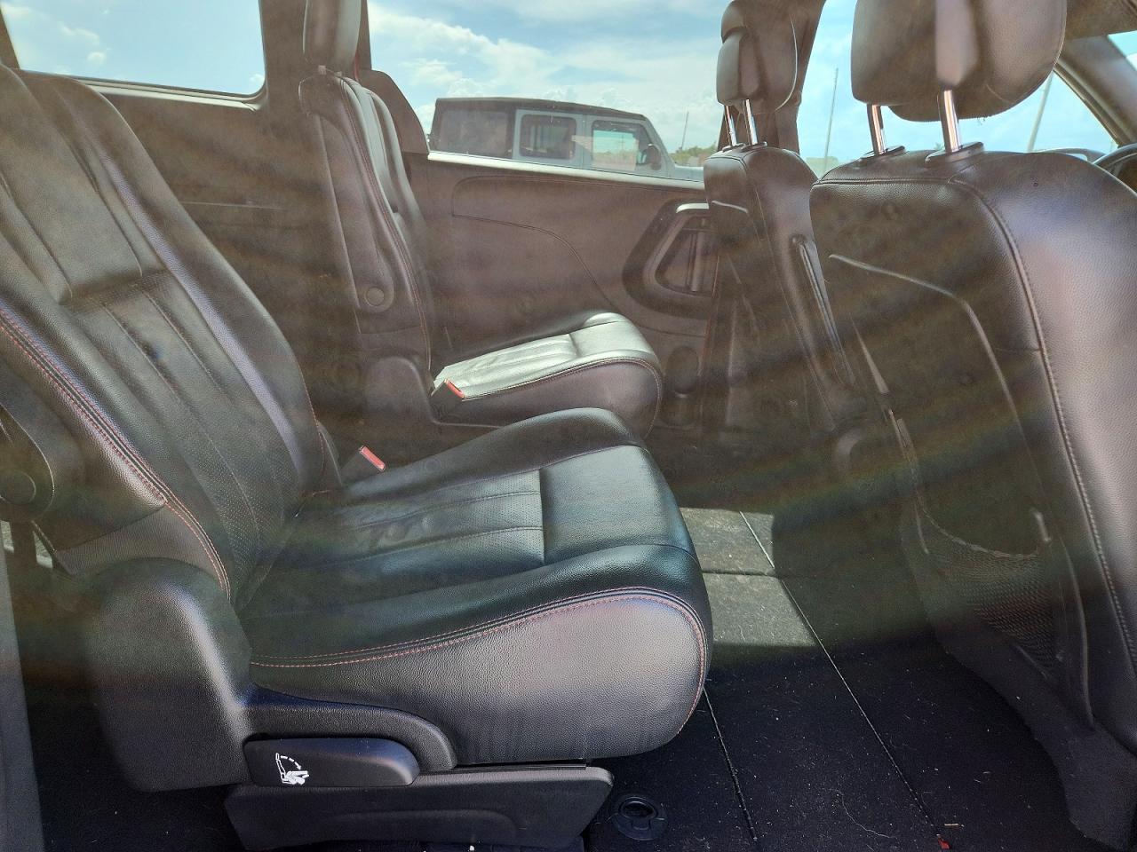 2011 Dodge Grand Caravan R/t Красный vin: 2D4RN7DG3BR696664