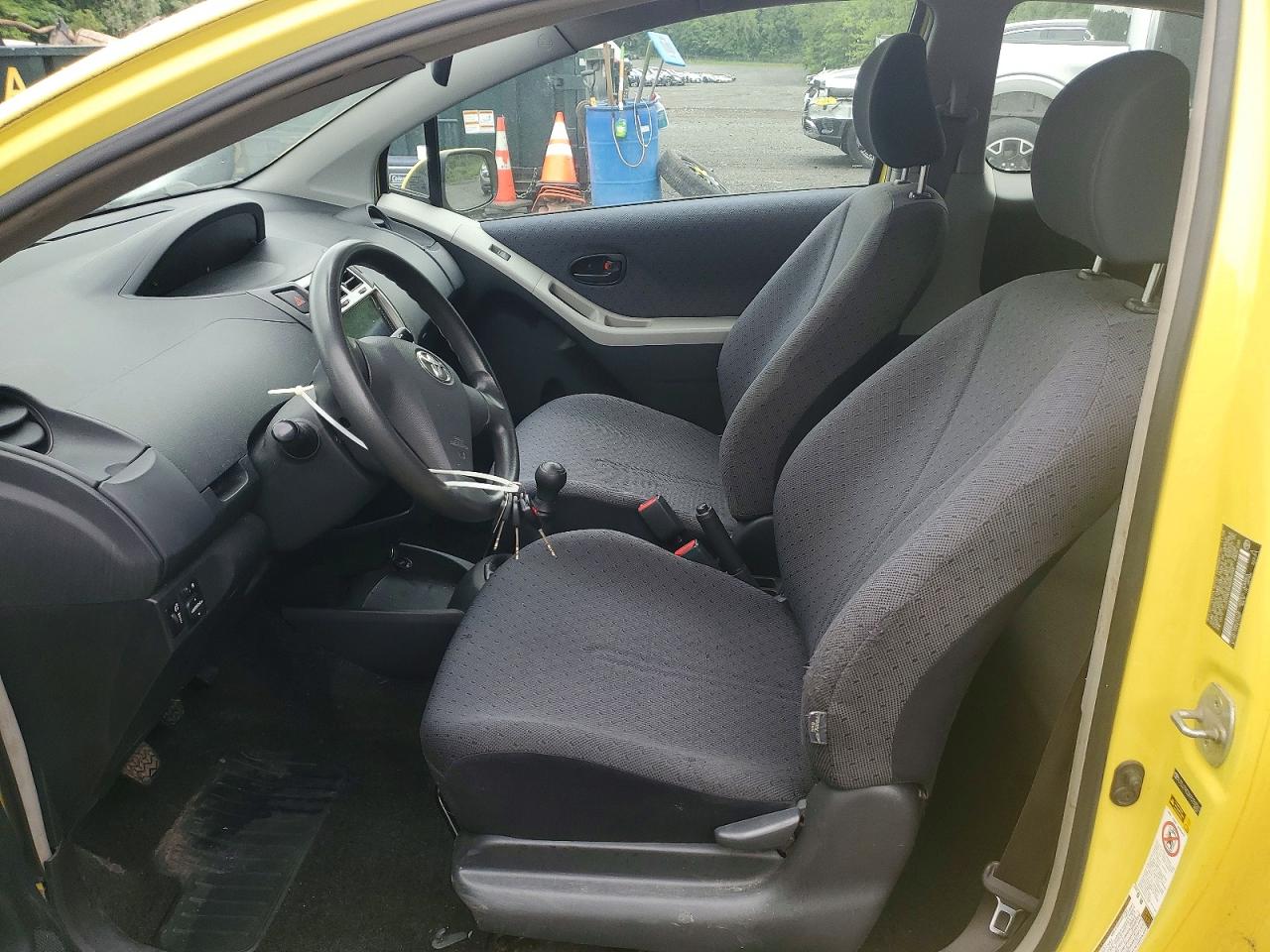2009 Toyota Yaris Base Yellow vin: JTDJT903X95250243