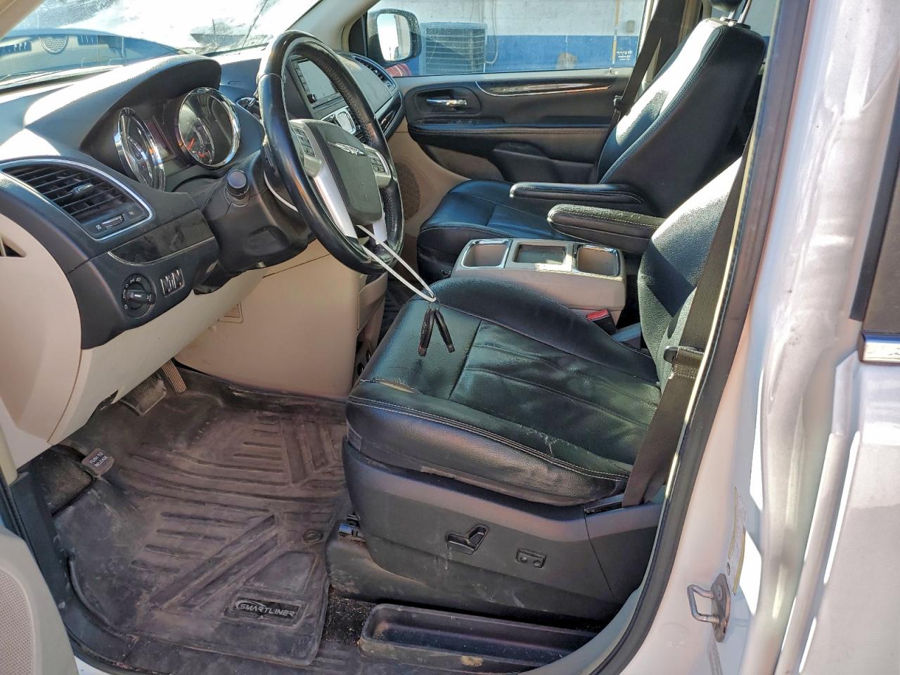 2015 Chrysler Town & Country Touring White vin: 2C4RC1BG6FR716186