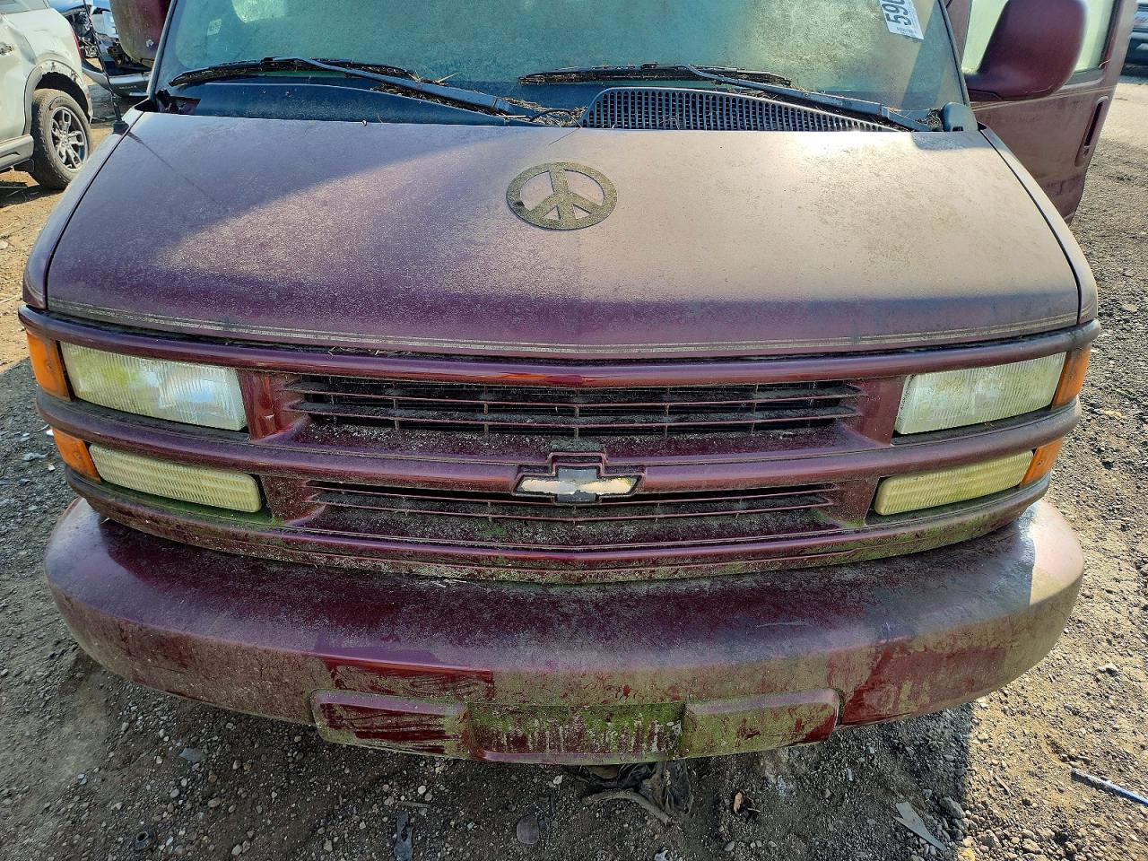 2002 Chevrolet Express G1500 Burgundy vin: 1GBFG65R021105462