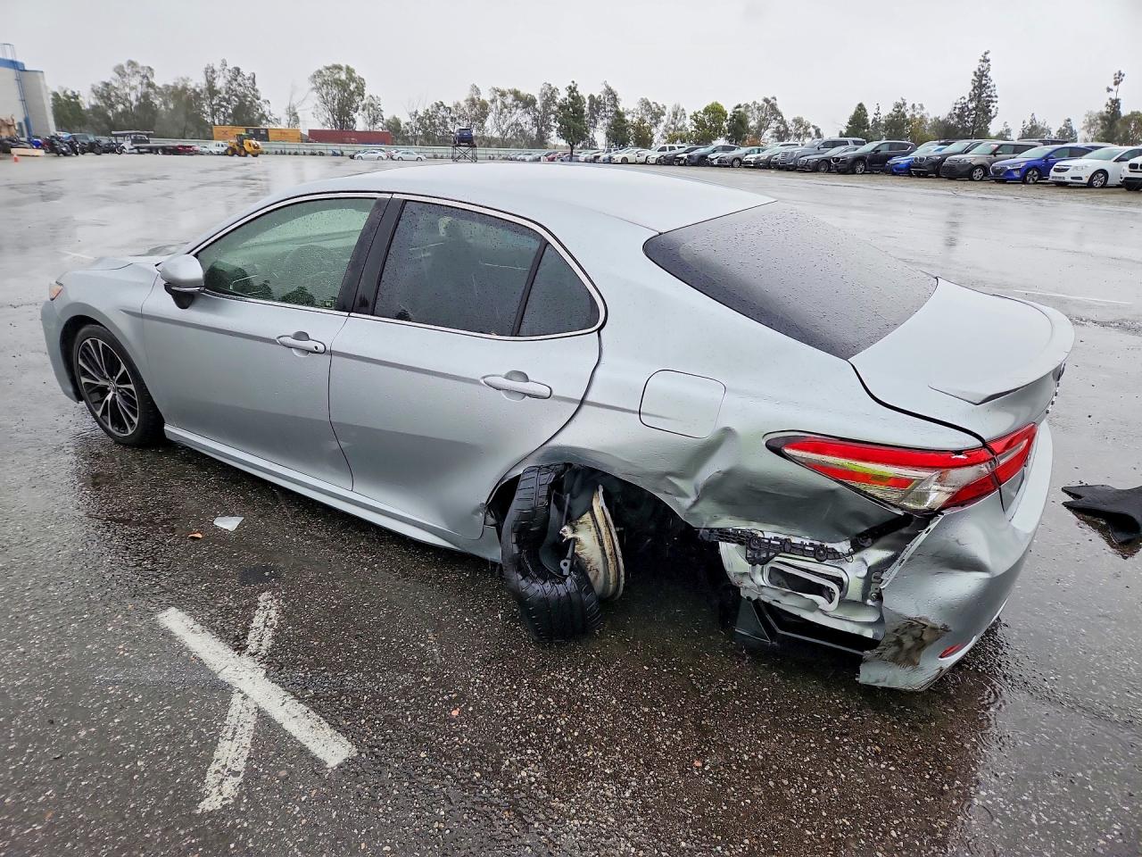 2018 Toyota Camry L Серебряный vin: JTNB11HK8J3049833