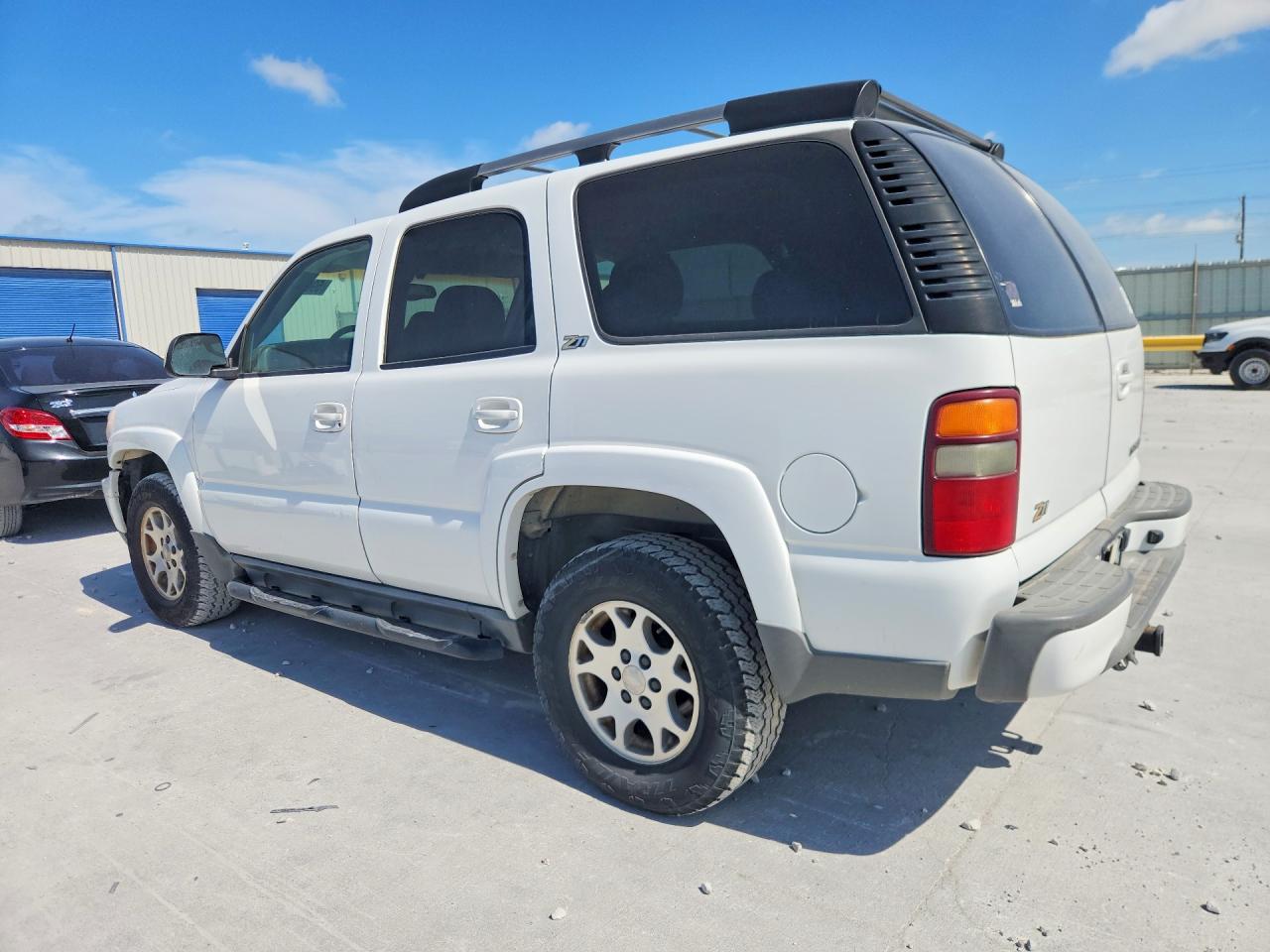 2002 Chevrolet Tahoe K1500 White vin: 1GNEK13Z12R188968
