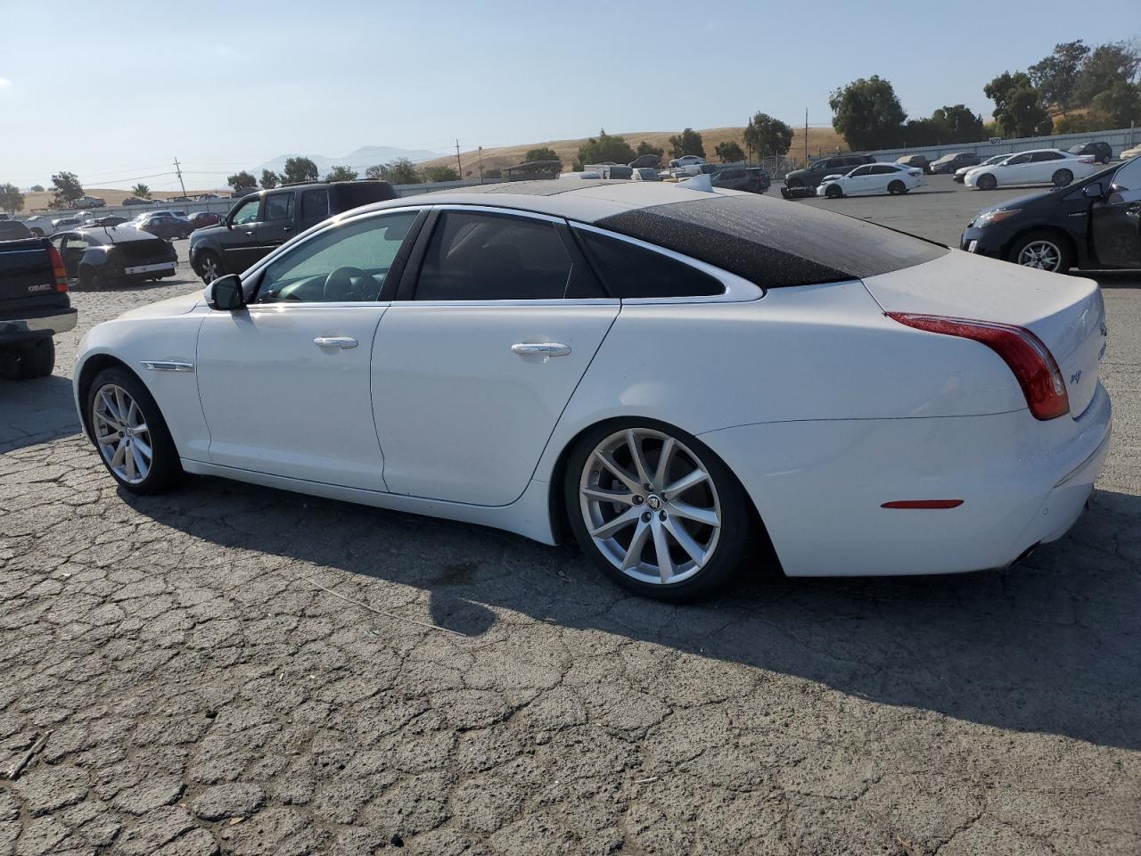 2013 Jaguar Xj White vin: SAJWA1C75D8V55556