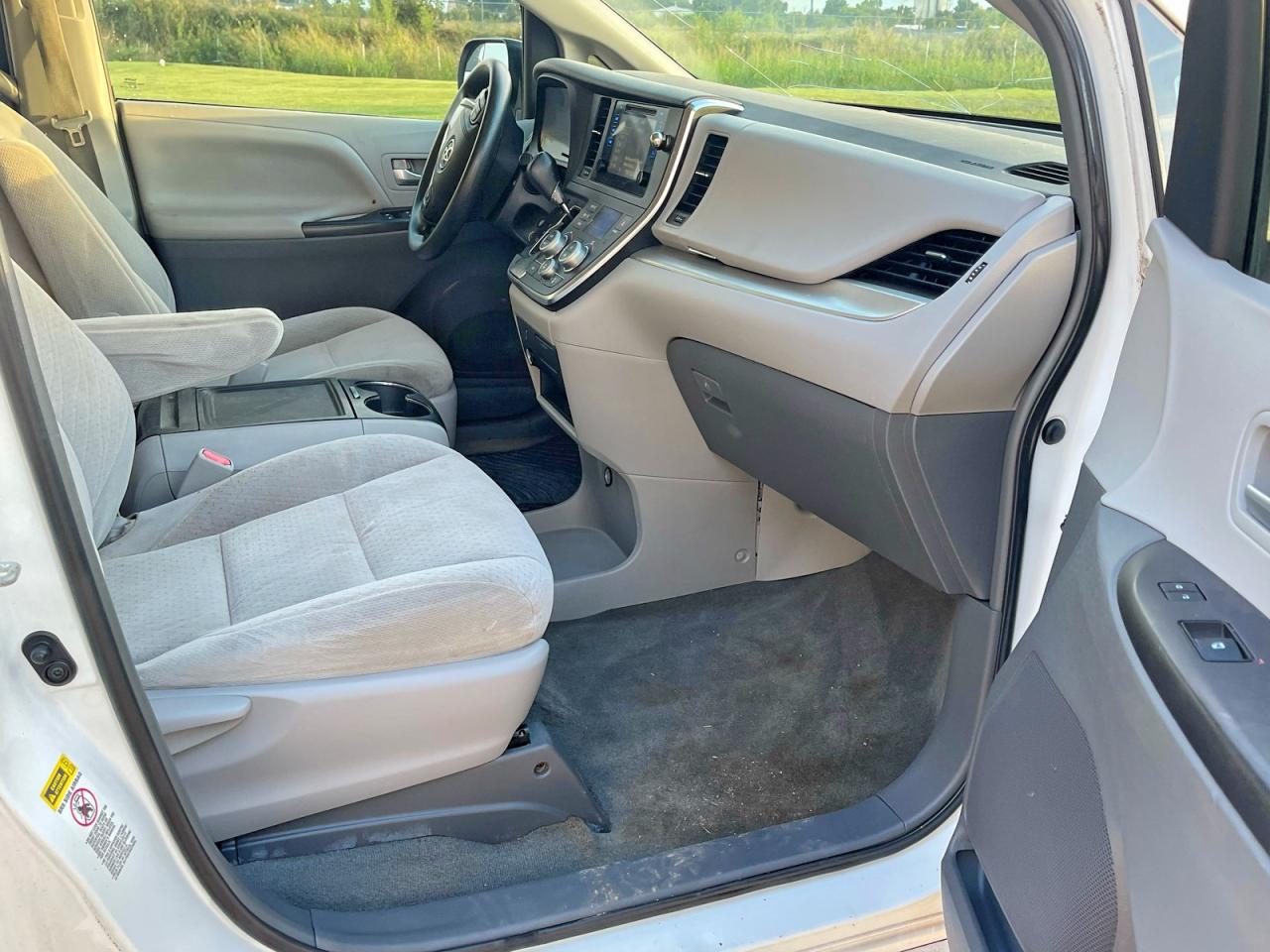 2015 Toyota Sienna Le White vin: 5TDKK3DC3FS547083