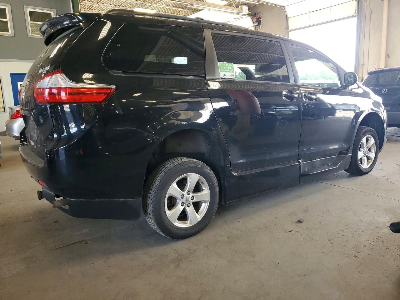 2015 Toyota Sienna Le Black vin: 5TDKK3DC3FS613518