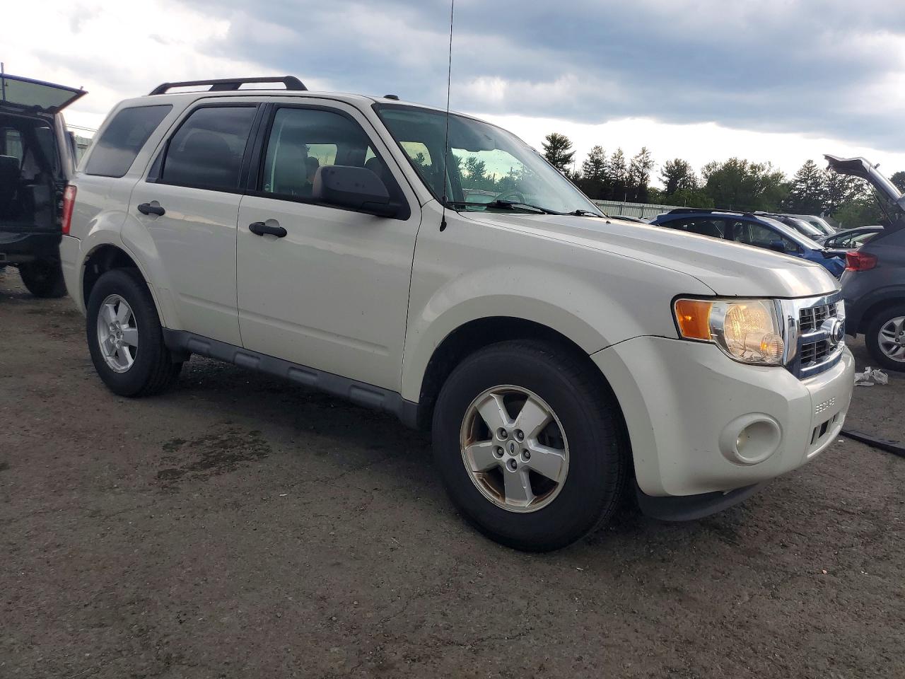 2010 Ford Escape Xlt White vin: 1FMCU9D72AKC67221