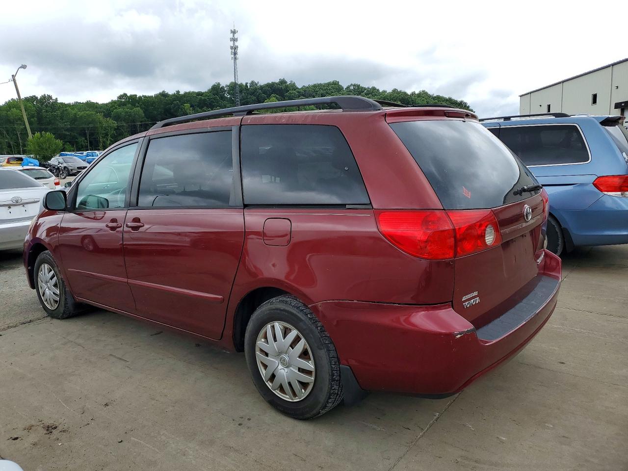 2008 Toyota Sienna Le 7-passenger Red vin: 5TDZK23C18S194243