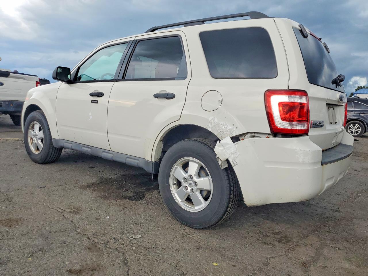 2010 Ford Escape Xlt White vin: 1FMCU9D72AKC67221