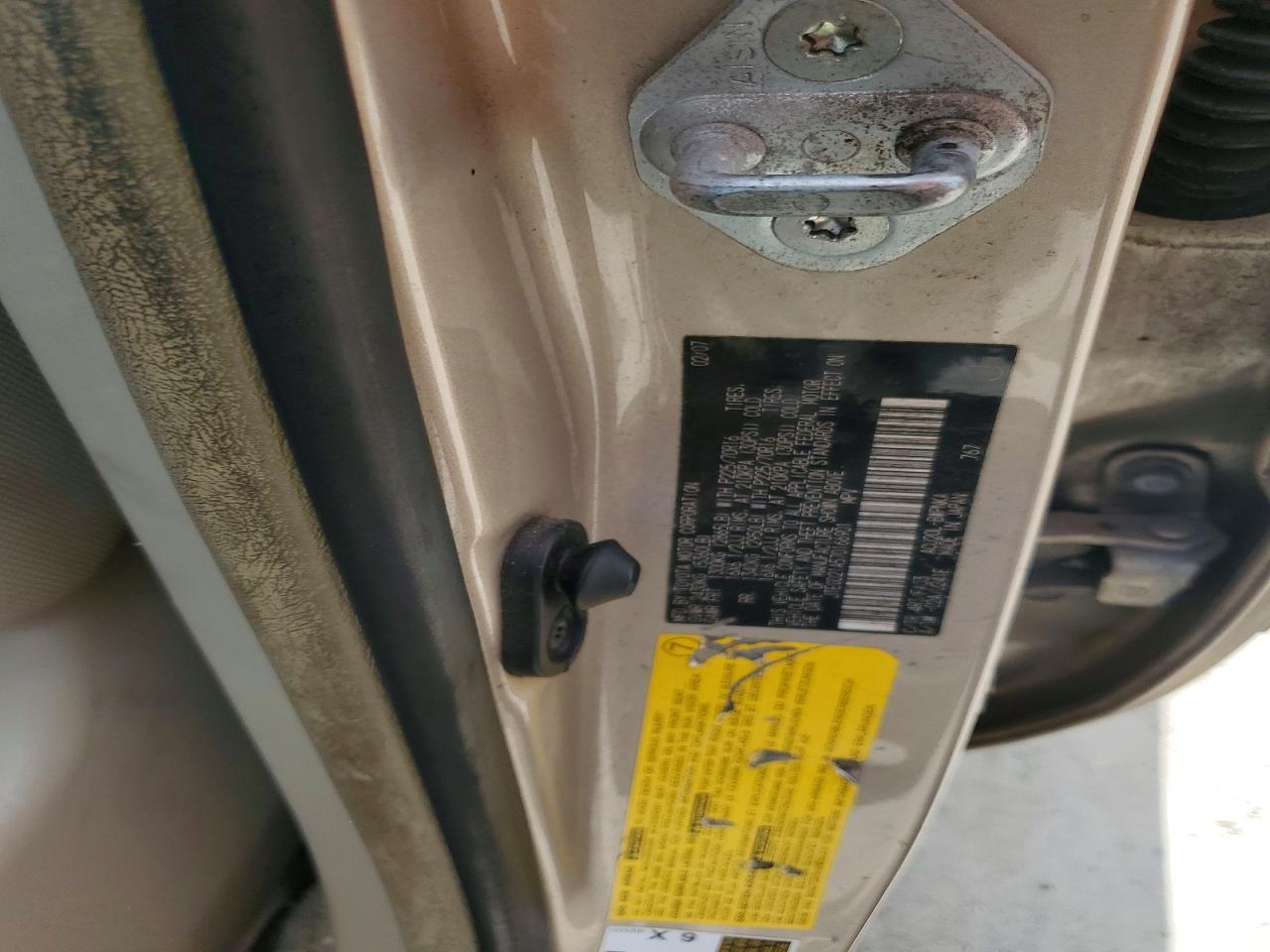 2007 Toyota Highlander Base Tan vin: JTEGD21A570166901