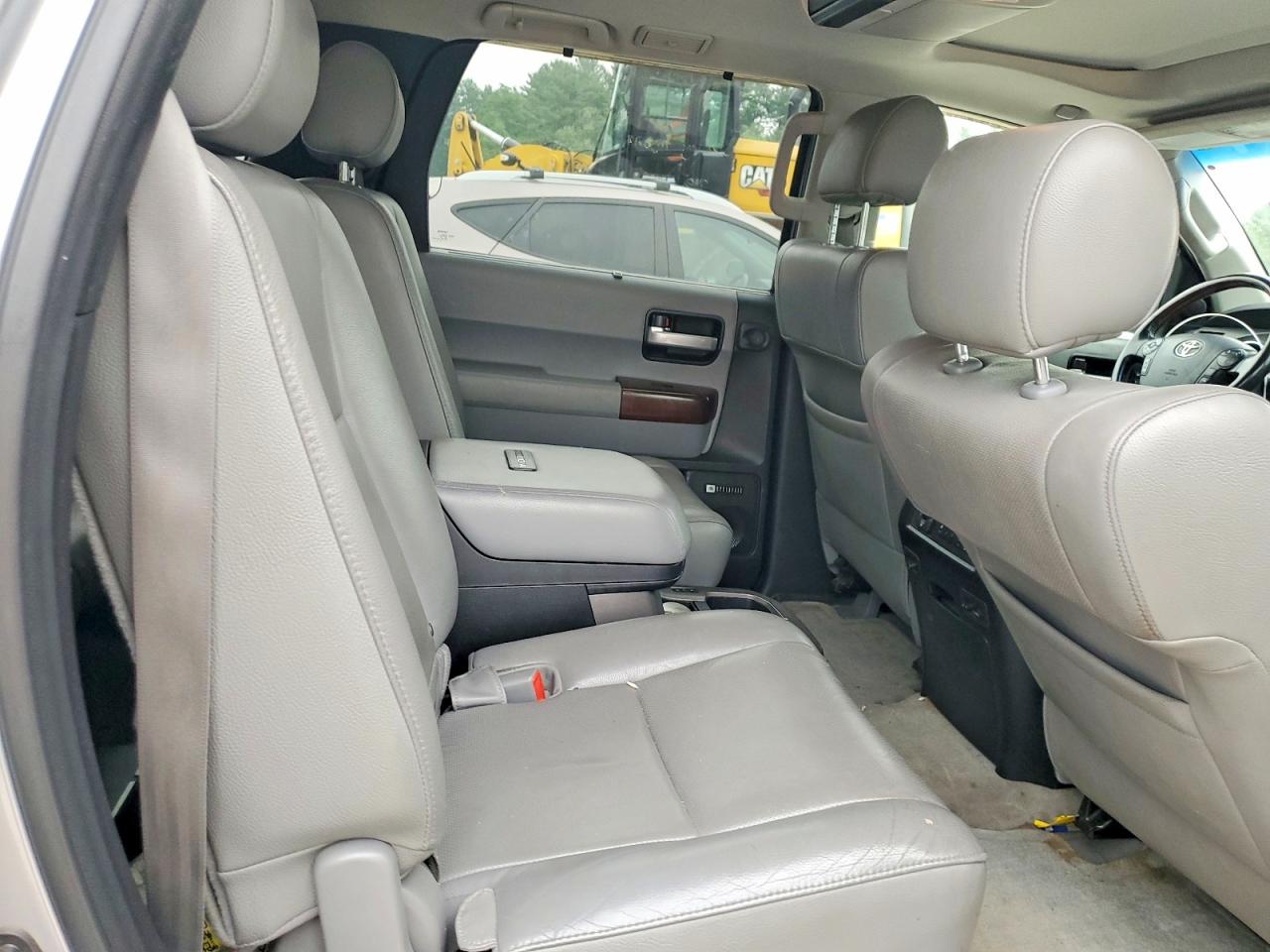 2011 Toyota Sequoia Platinum Silver vin: 5TDDY5G18BS049968