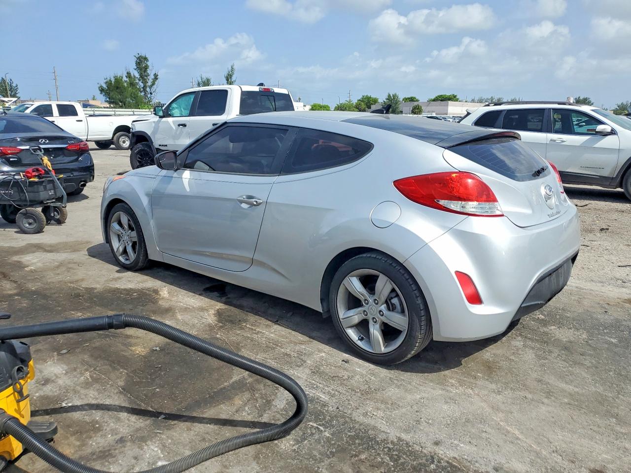 2015 Hyundai Veloster Base Silver vin: KMHTC6AD1FU228546
