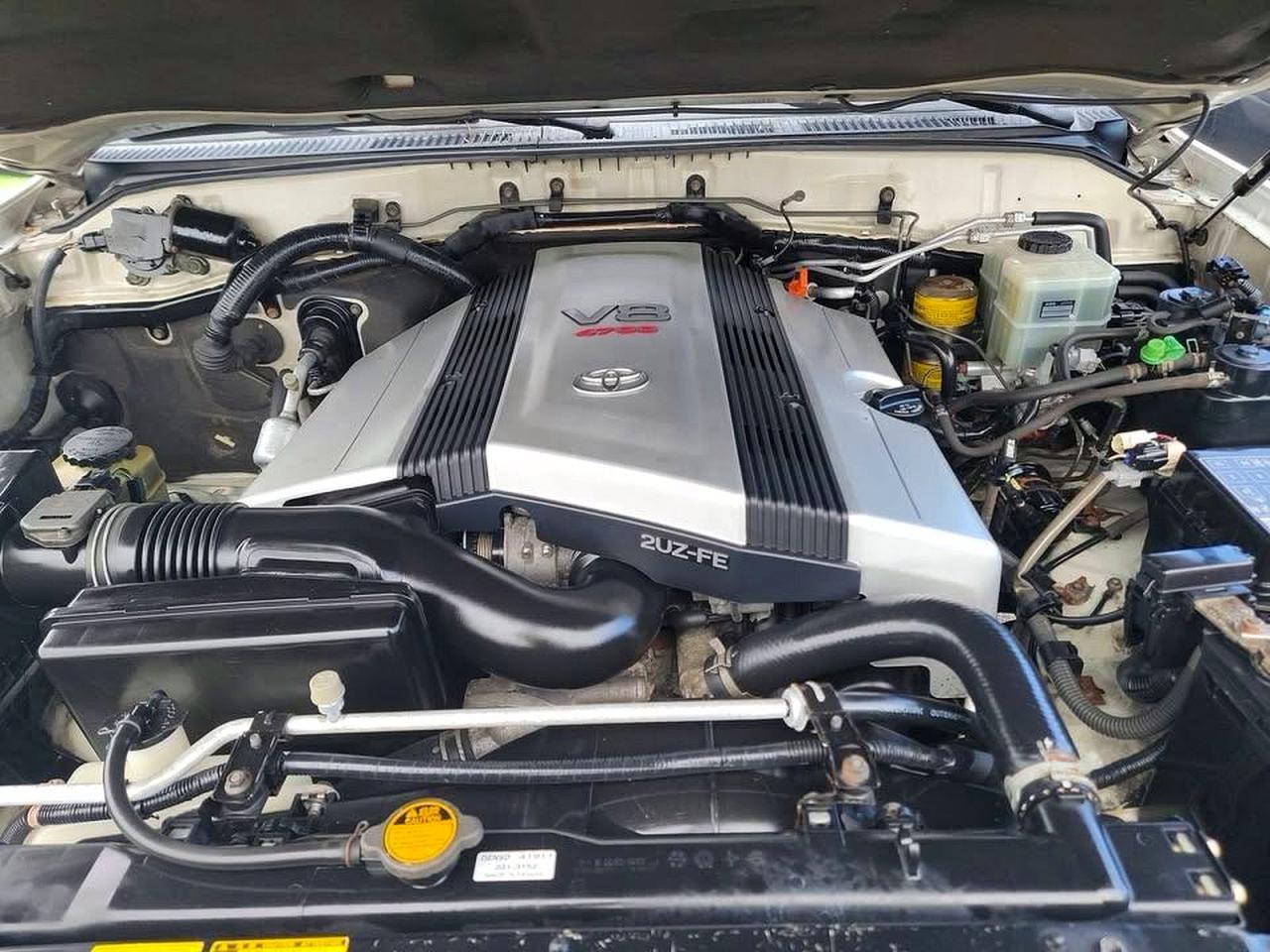 2000 Toyota Land Cruiser Base White vin: JT3HT05J4Y0113106
