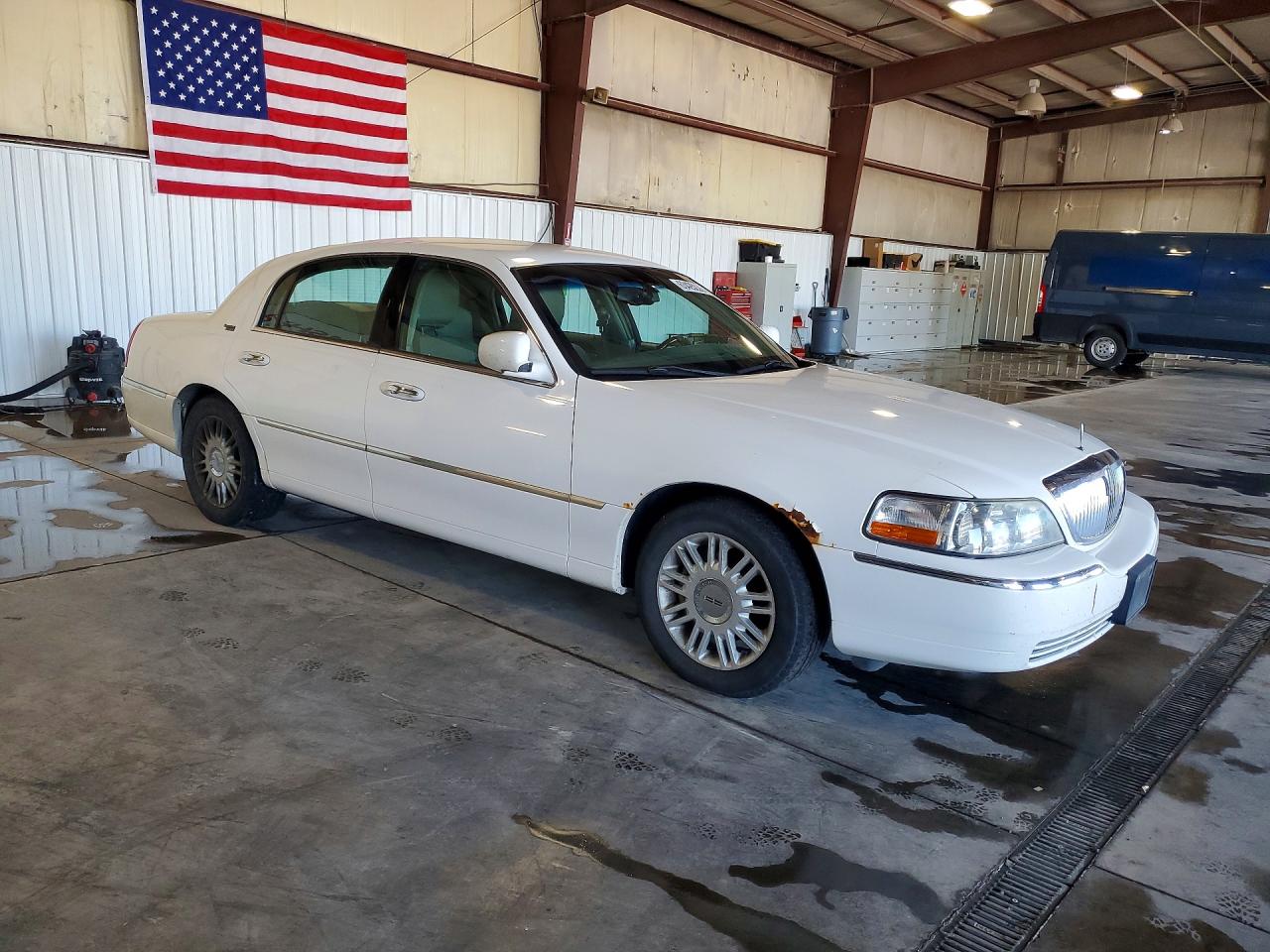 2011 Lincoln Town Car Signature Limited White vin: 2LNBL8CVXBX761236