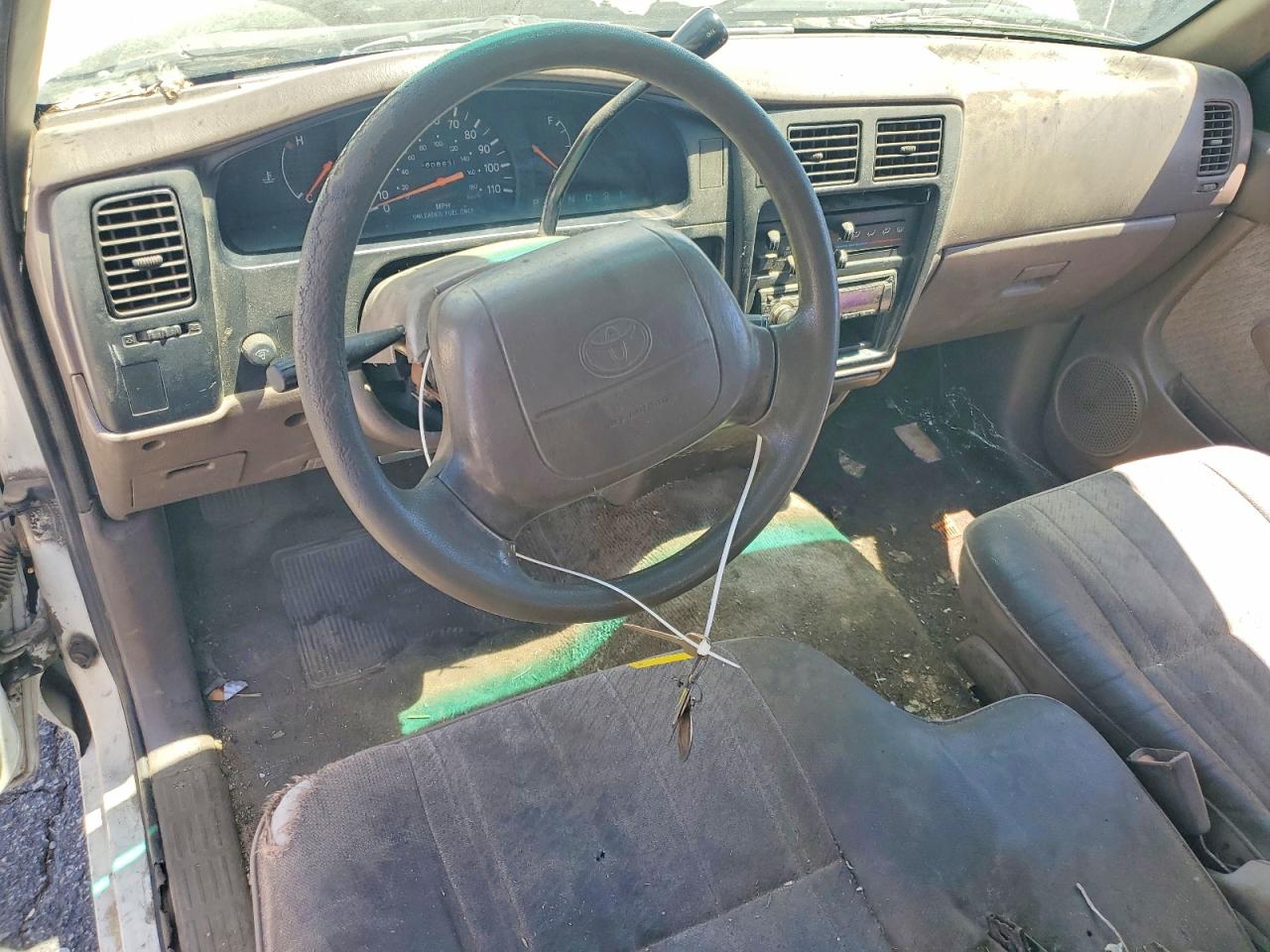 1996 Toyota Tacoma Base White vin: 4TAVL52N5TZ192613