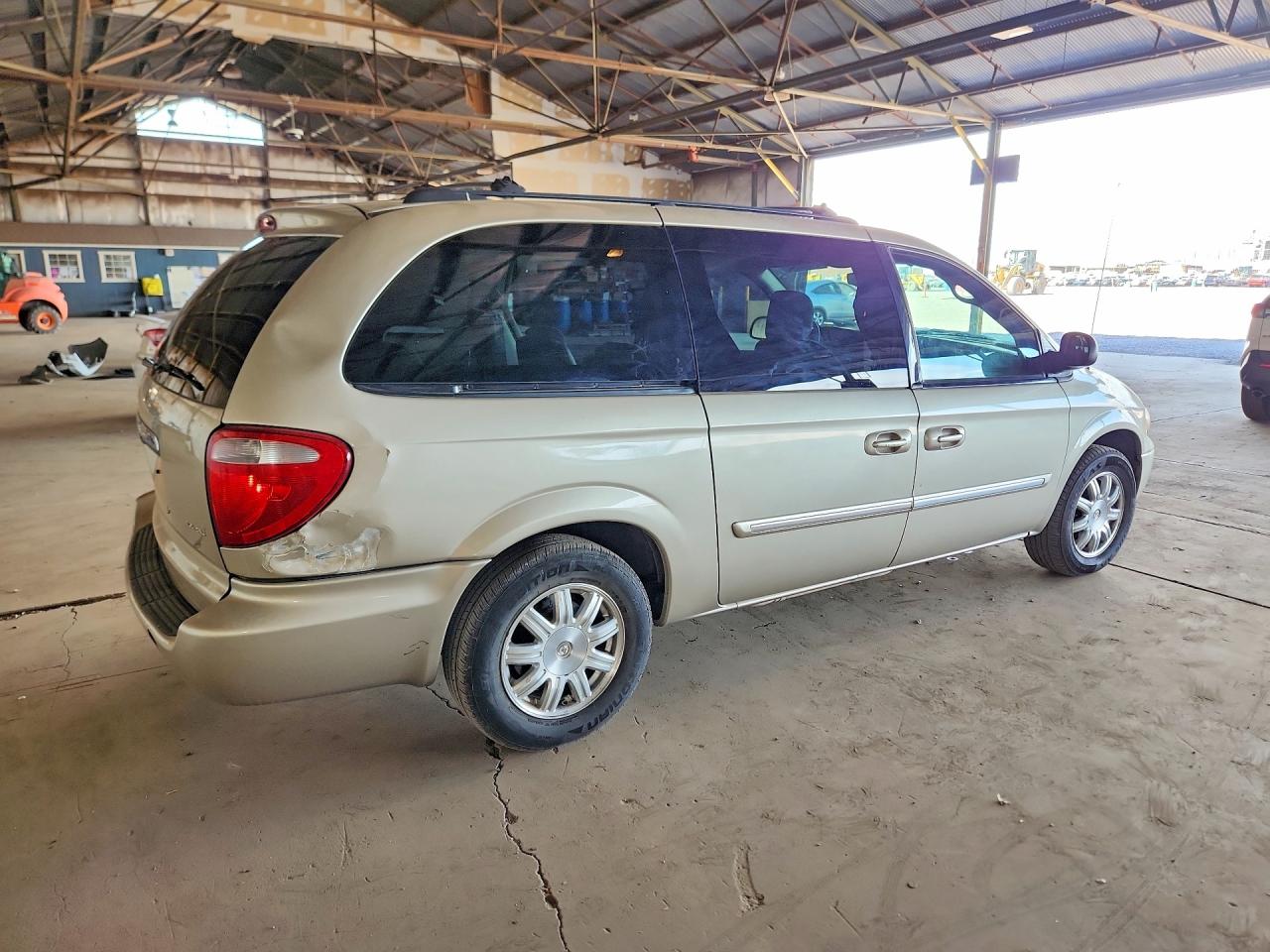 2005 Chrysler Town & Country Touring Tan vin: 2C4GP54L15R524654