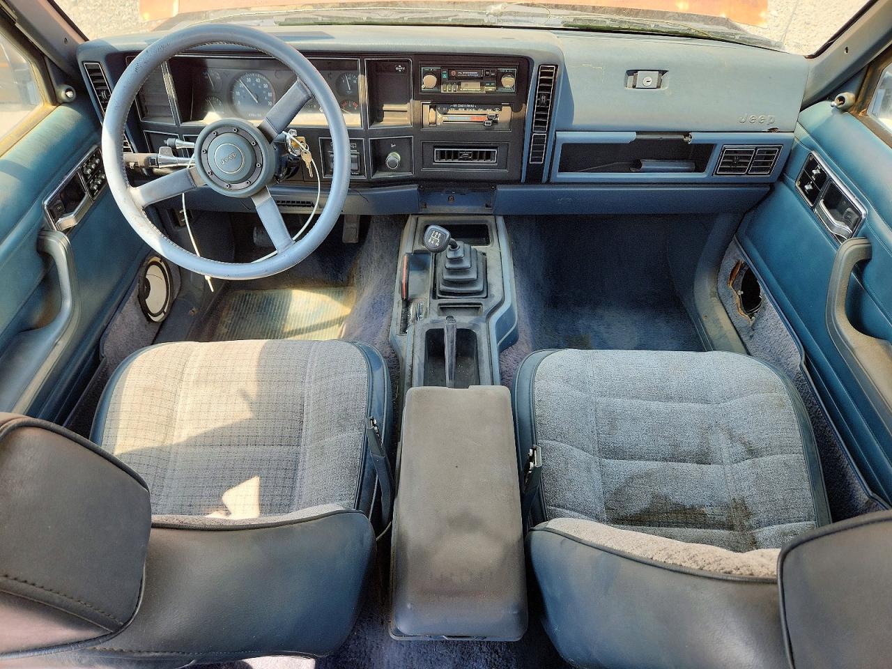 1984 Jeep Cherokee Two Tone vin: 1JCWL782XET109084