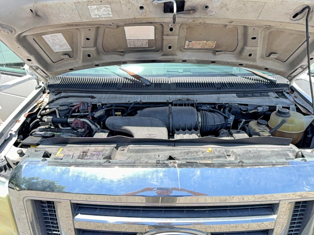 2010 Ford Econoline E450 Super Duty Cutaway Van White vin: 1FDXE4FSXADA45159