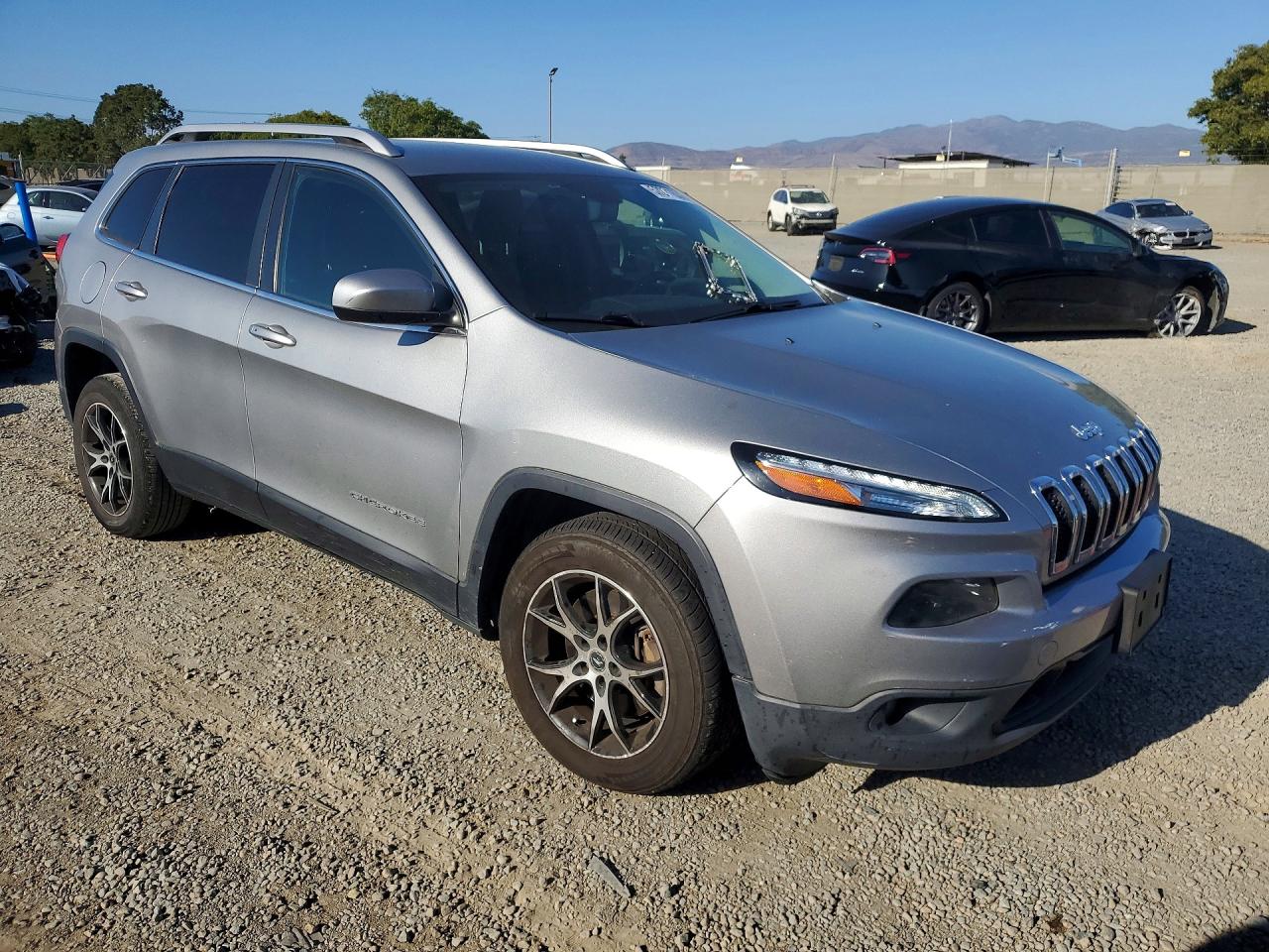 2015 Jeep Cherokee Latitude Silver vin: 1C4PJLCS0FW616751