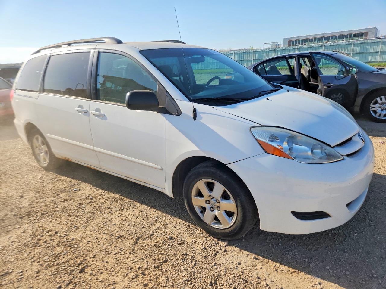 2007 Toyota Sienna Le 7-passenger White vin: 5TDZK23C47S032248
