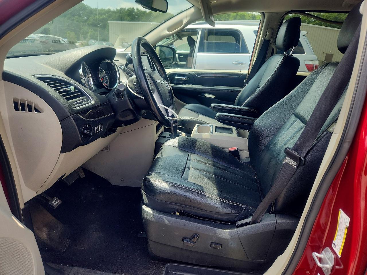 2015 Chrysler Town & Country Touring Red vin: 2C4RC1BG3FR537653