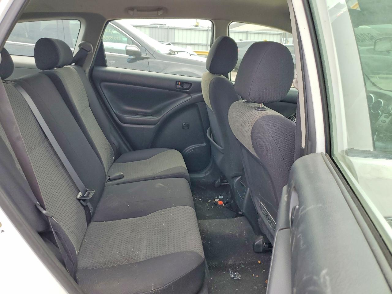 2007 Toyota Matrix Base White vin: 2T1KR32E87C671408