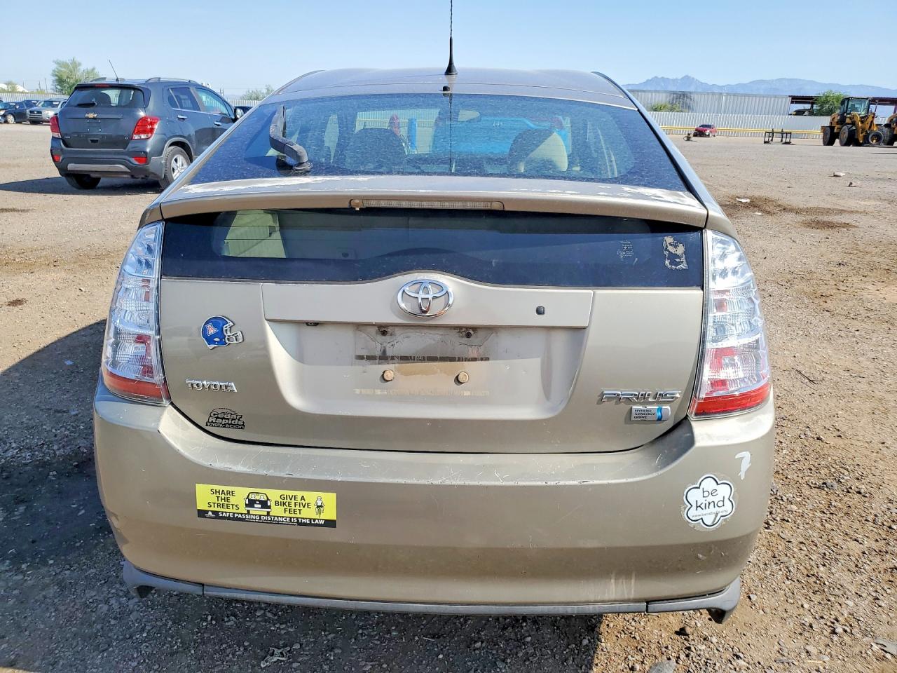 2006 Toyota Prius Base Gold vin: JTDKB20U363131402
