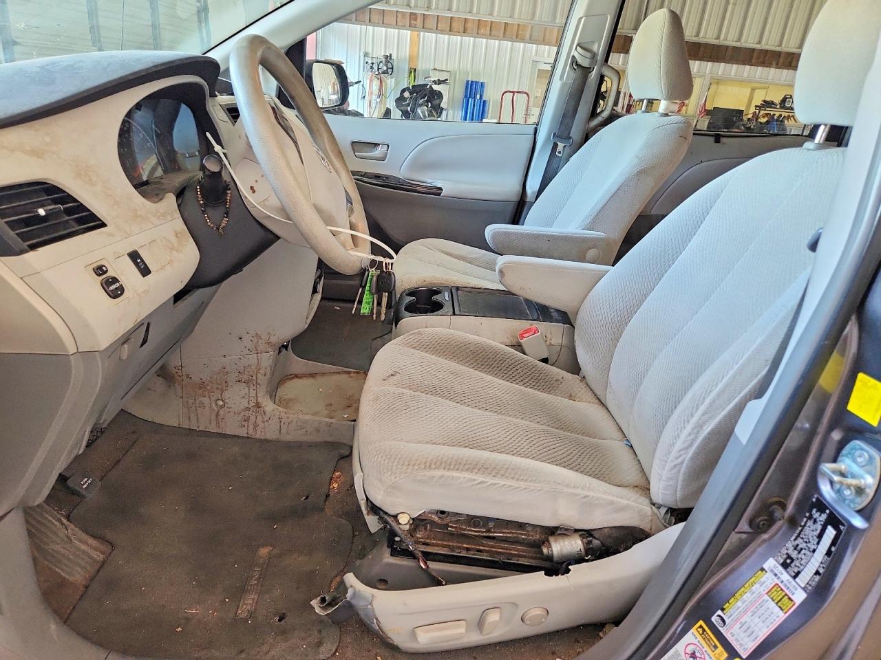 2011 Toyota Sienna Le Серый vin: 5TDKK3DC2BS063593