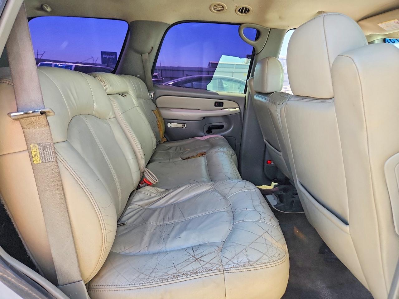 2002 Chevrolet Tahoe C1500 White vin: 1GNEC13TX2R131290