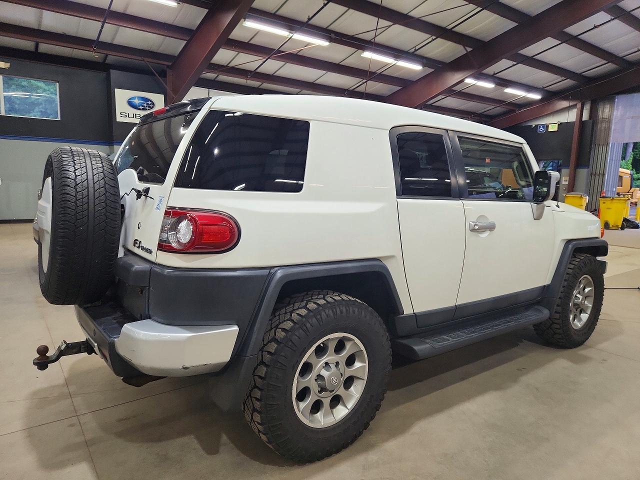 2013 Toyota Fj Cruiser Base Белый vin: JTEBU4BF0DK165056