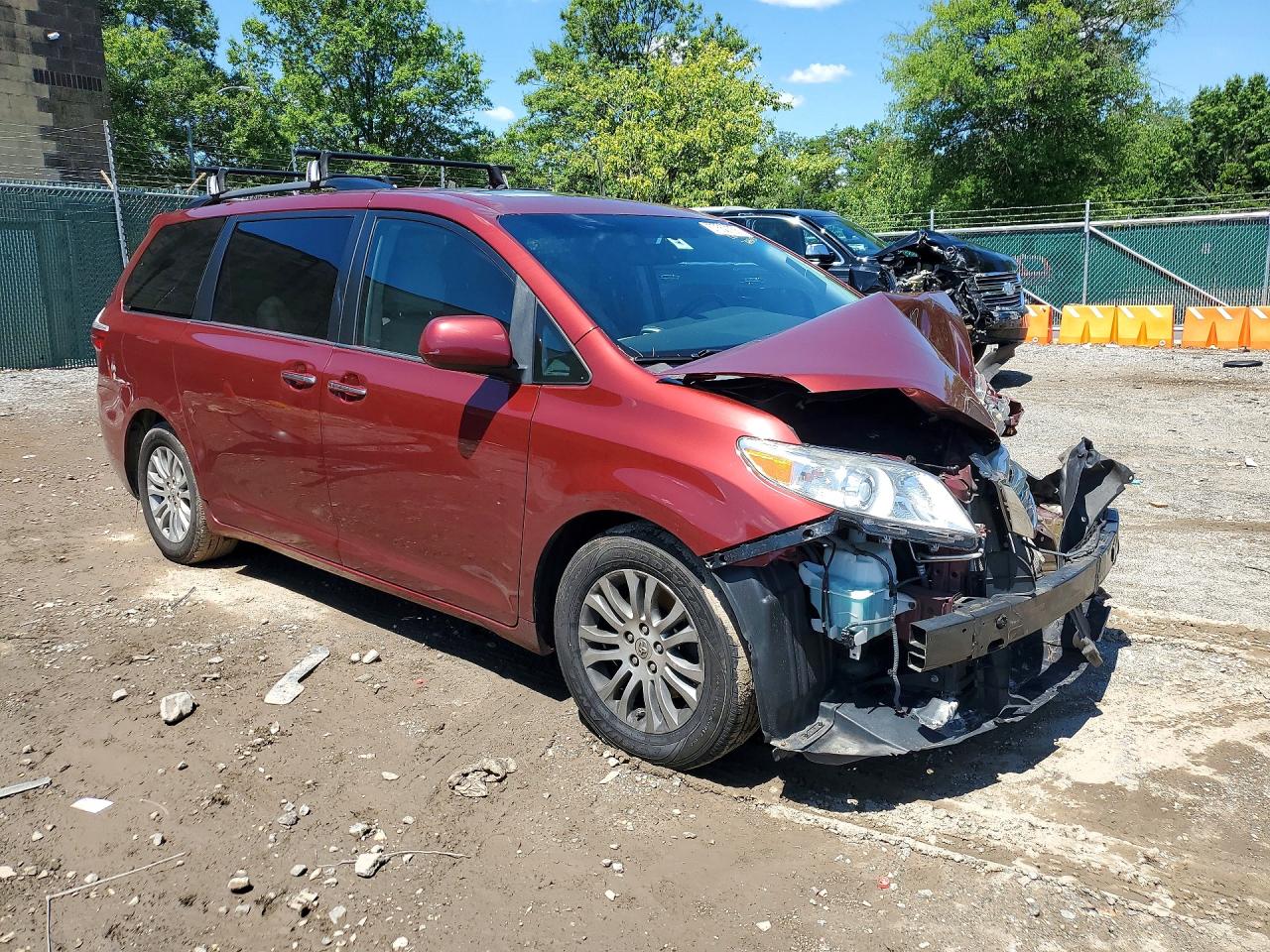 2015 Toyota Sienna Xle 8-passenger Maroon vin: 5TDYK3DCXFS655159