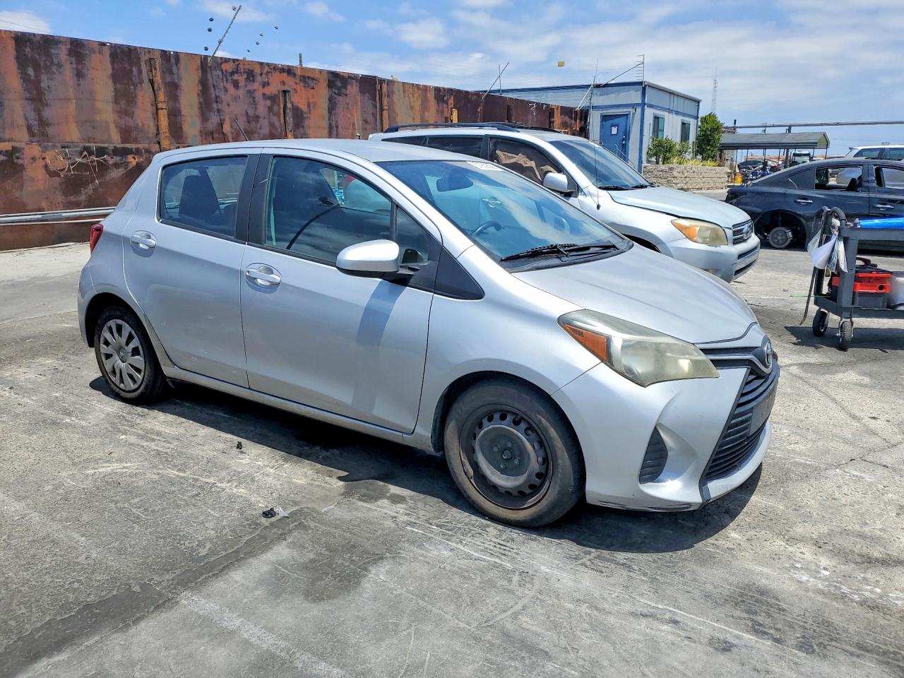 2015 Toyota Yaris 5-door L Silver vin: VNKKTUD31FA035281