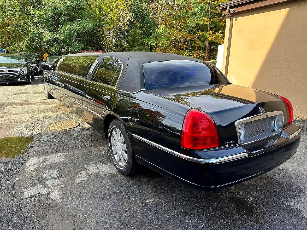 2005 Lincoln Town Car Executive Черный vin: 1L1FM88W85Y654529