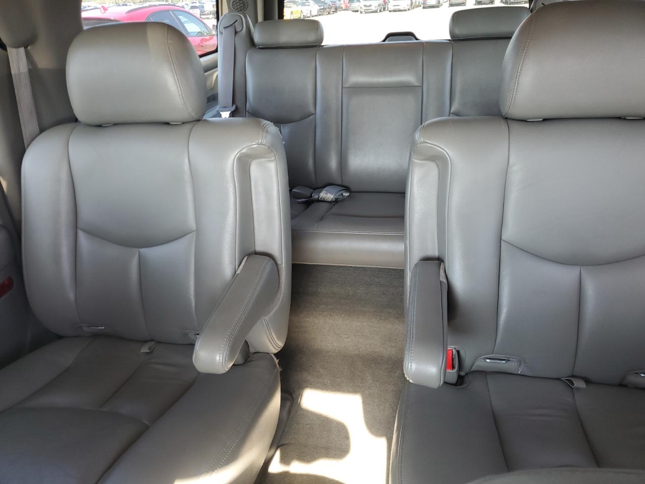 2004 Chevrolet Suburban K2500 Silver vin: 3GNGK26G64G273087