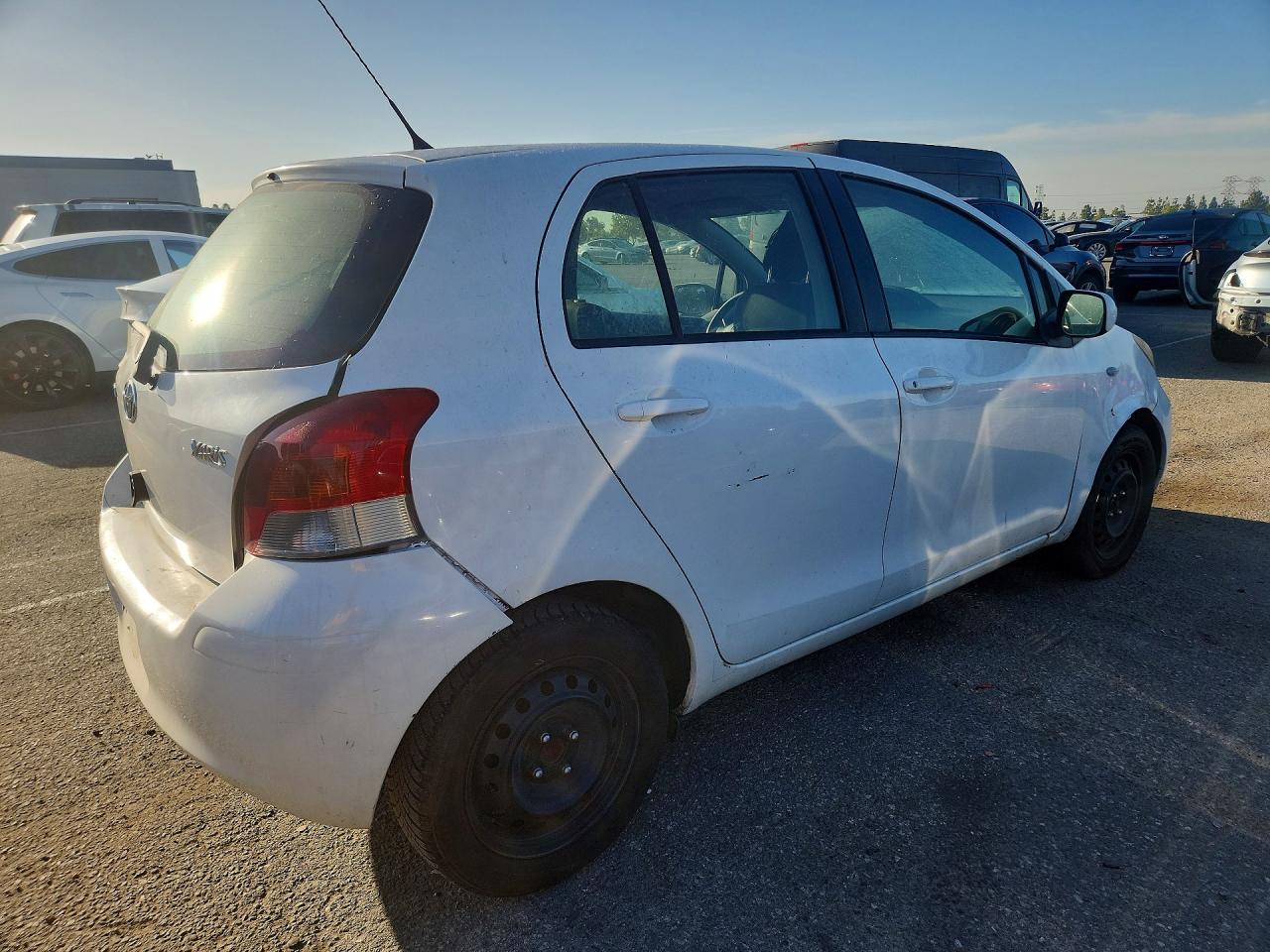 2011 Toyota Yaris Base Белый vin: JTDKT4K36B5331721