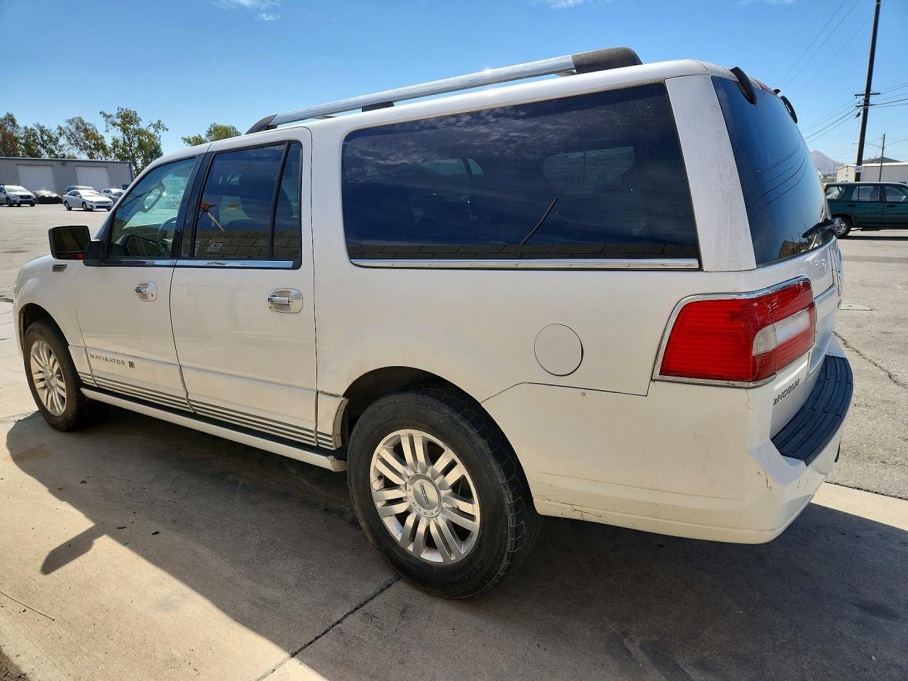 2011 Lincoln Navigator L White vin: 5LMJJ3H59BEJ04598