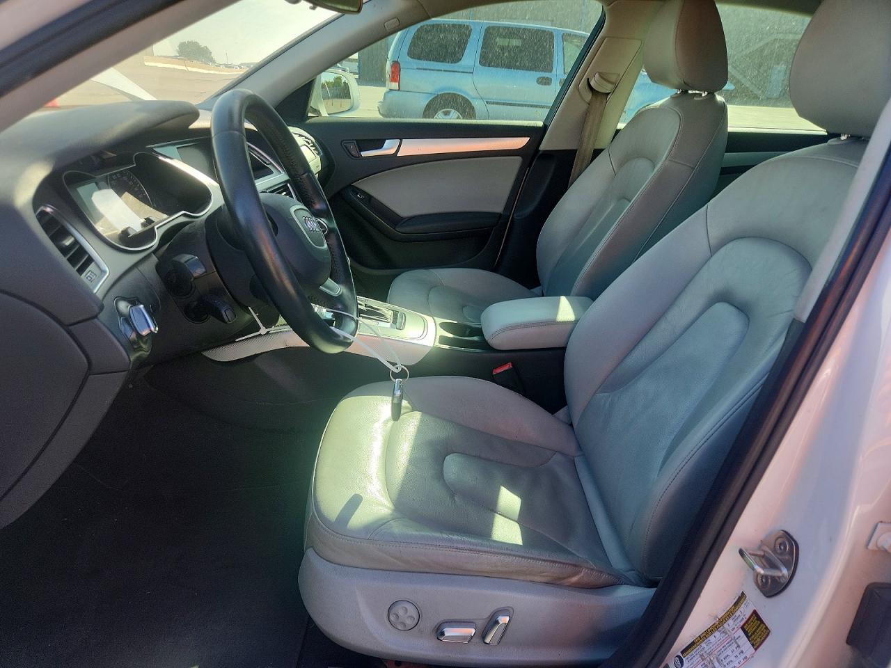 2015 Audi A4 Premium Белый vin: WAUAFAFL0FN007761