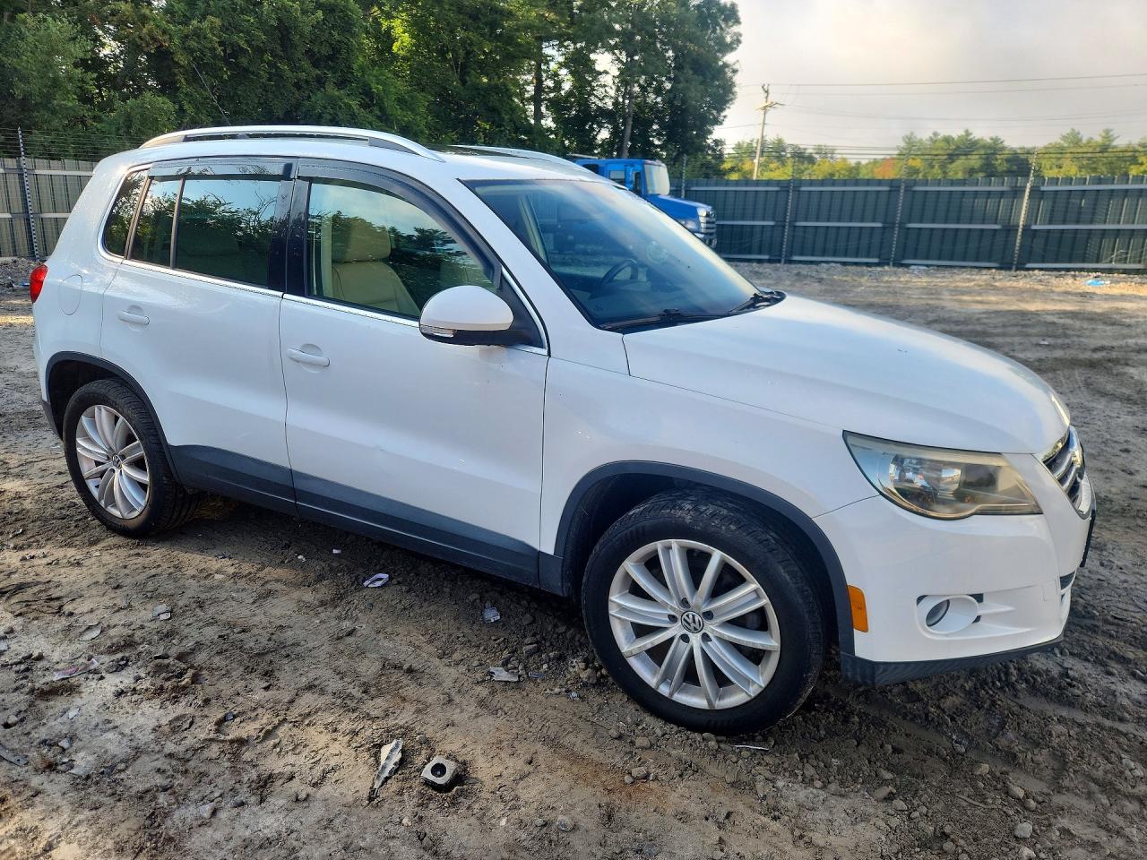 2011 Volkswagen Tiguan S White vin: WVGBV7AX4BW514136