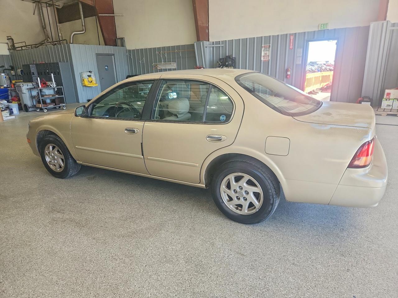 1998 Nissan Maxima Gxe Tan vin: JN1CA21D3WM916456