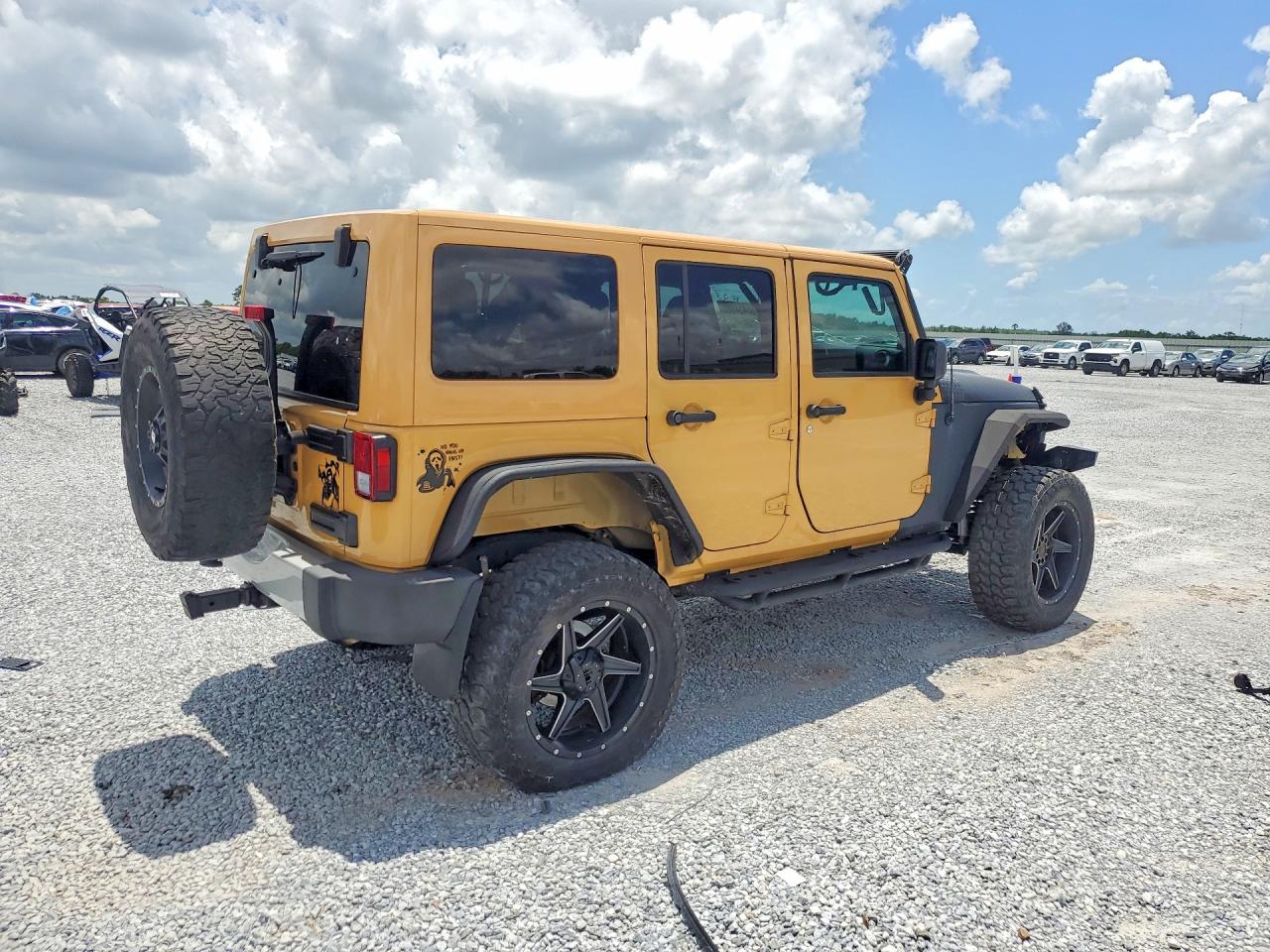 2014 Jeep Wrangler Unlimited Sahara Two Tone vin: 1C4BJWEG7EL162289