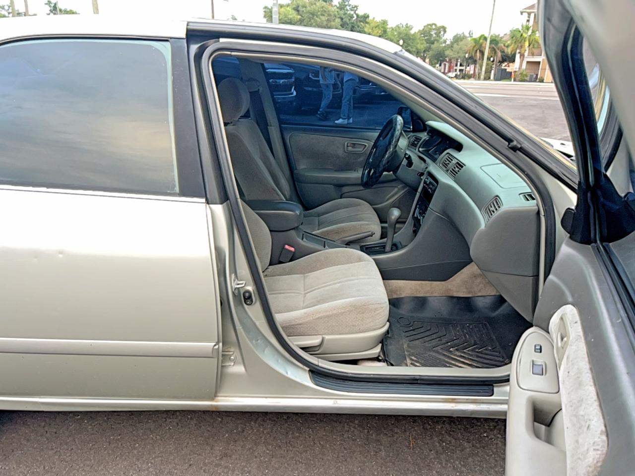 2000 Toyota Camry Le Серебряный vin: JT2BG22K2Y0450820