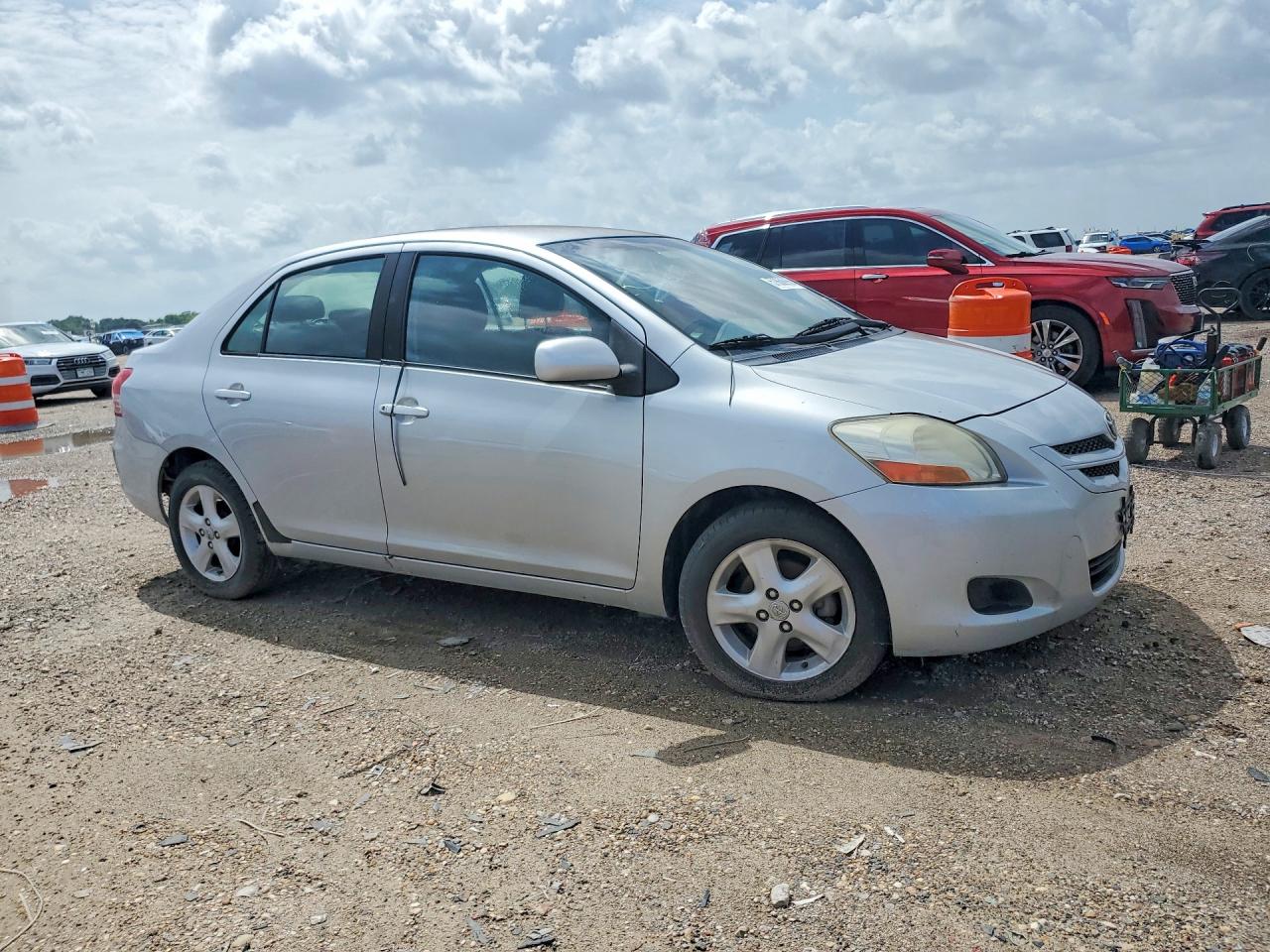 2007 Toyota Yaris Base Серебряный vin: JTDBT923X71048542