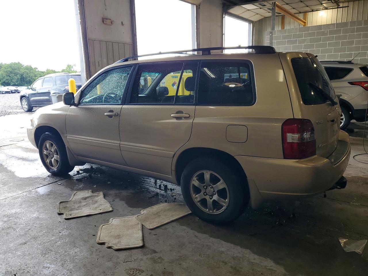 2005 Toyota Highlander Base Tan vin: JTEEP21A650089855