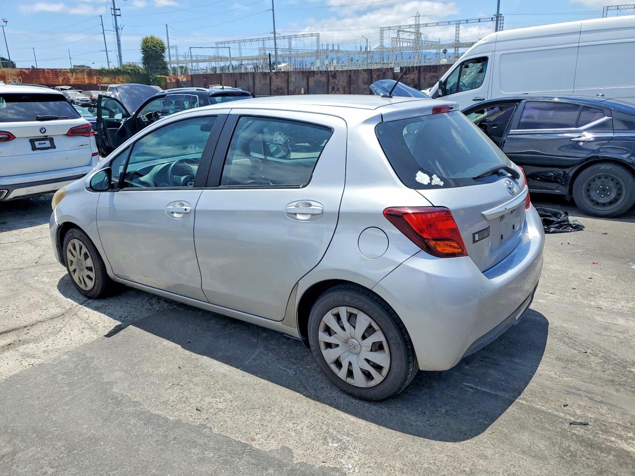 2015 Toyota Yaris 5-door L Silver vin: VNKKTUD31FA035281