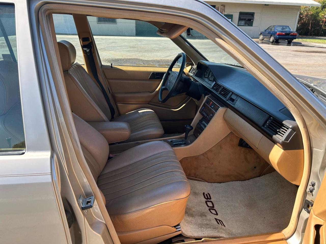 1986 Mercedes-benz 300 E Gold vin: WDBEA30DXGA214357