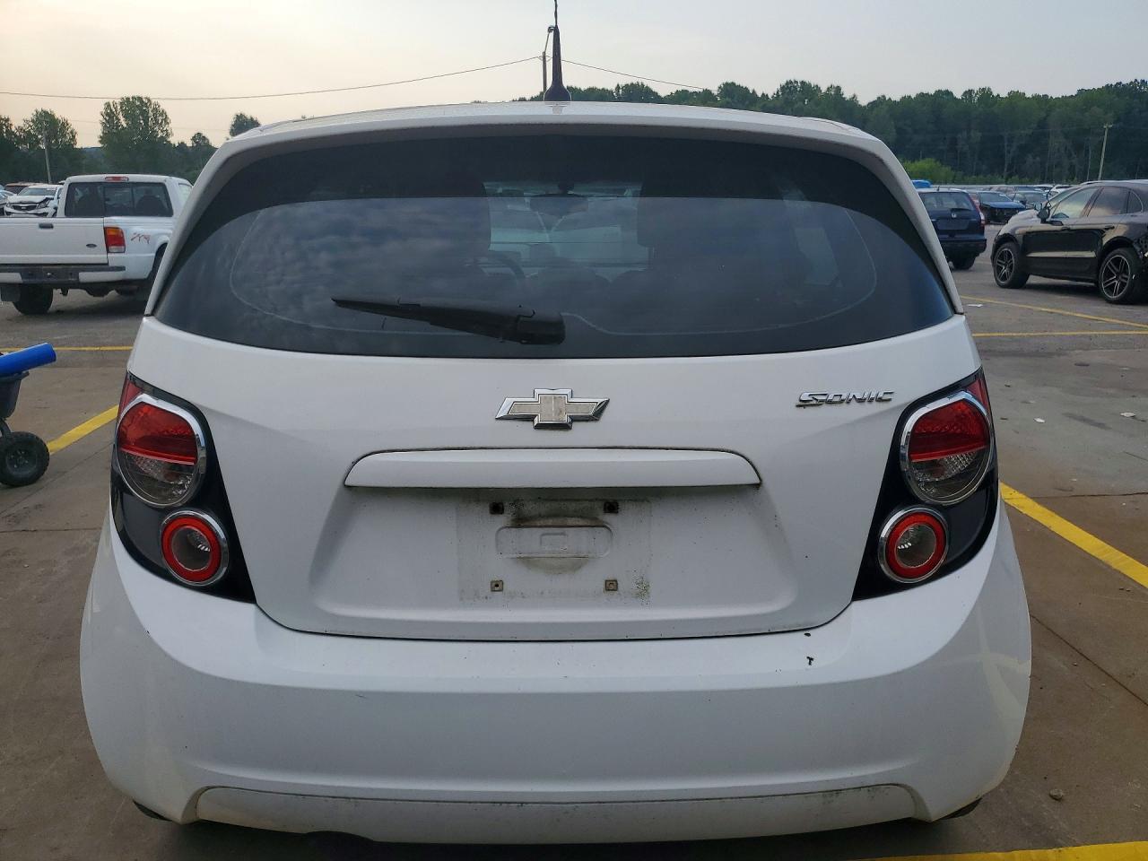 2014 Chevrolet Sonic Ls White vin: 1G1JA6SH9E4195595