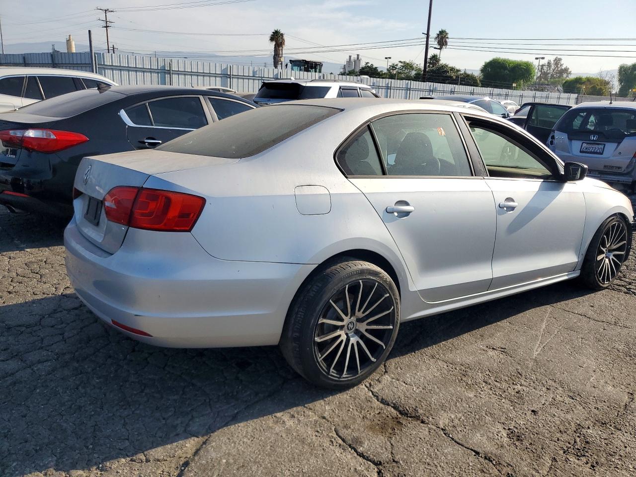 2011 Volkswagen Jetta Base Silver vin: 3VW2K7AJ1BM010830
